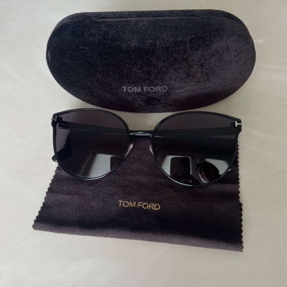 AUTHENTIC Stylish TOM FORD Black 62mm Round Cat Eye Sunglasses with case